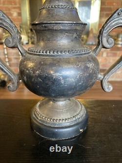 Paire de lampes de table de style urne en laiton plaqué argent vintage Sarreid LTD