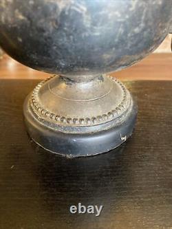 Paire de lampes de table de style urne en laiton plaqué argent vintage Sarreid LTD