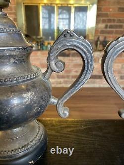 Paire de lampes de table de style urne en laiton plaqué argent vintage Sarreid LTD