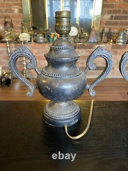 Paire de lampes de table de style urne en laiton plaqué argent vintage Sarreid LTD