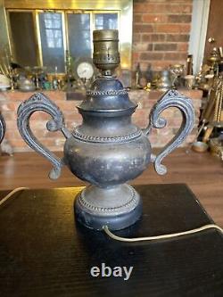 Paire de lampes de table de style urne en laiton plaqué argent vintage Sarreid LTD