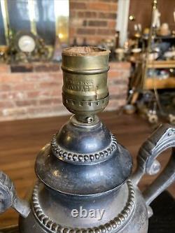 Paire de lampes de table de style urne en laiton plaqué argent vintage Sarreid LTD