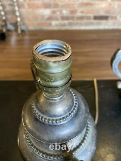 Paire de lampes de table de style urne en laiton plaqué argent vintage Sarreid LTD