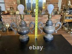 Paire de lampes de table de style urne en laiton plaqué argent vintage Sarreid LTD