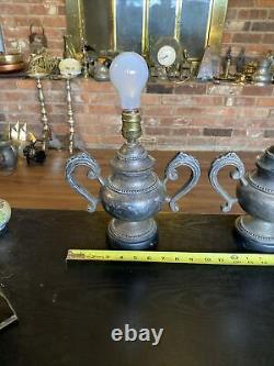 Paire de lampes de table de style urne en laiton plaqué argent vintage Sarreid LTD