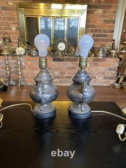 Paire de lampes de table de style urne en laiton plaqué argent vintage Sarreid LTD