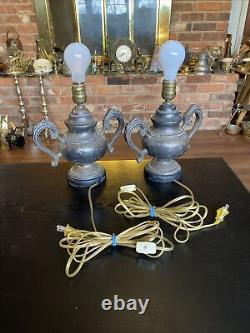 Paire de lampes de table de style urne en laiton plaqué argent vintage Sarreid LTD