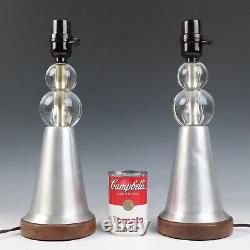 Paire de lampes de table en aluminium et lucite vintage, style moderne du milieu du siècle, ère de la machine, art déco.