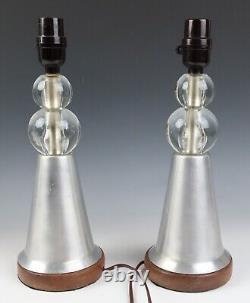 Paire de lampes de table en aluminium et lucite vintage, style moderne du milieu du siècle, ère de la machine, art déco.