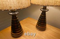Paire de lampes en céramique à rayures noires, dorées et argentées des années 1950, avec abat-jours en fibre de verre. Style MCM.