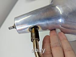 Paire de lampes murales en laiton et aluminium de style vintage du milieu du siècle avec diffuseur MCM