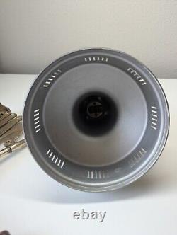 Paire de lampes murales en laiton et aluminium de style vintage du milieu du siècle avec diffuseur MCM