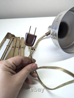 Paire de lampes murales en laiton et aluminium de style vintage du milieu du siècle avec diffuseur MCM