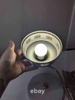 Paire de lampes murales en laiton et aluminium de style vintage du milieu du siècle avec diffuseur MCM