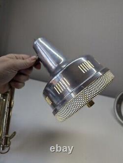 Paire de lampes murales en laiton et aluminium de style vintage du milieu du siècle avec diffuseur MCM