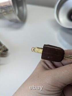 Paire de lampes murales en laiton et aluminium de style vintage du milieu du siècle avec diffuseur MCM