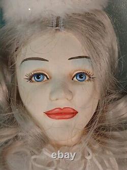 Paire de rares reines des neiges en papier mâché vintage en costume blanc et argent, 26 pouces de haut.