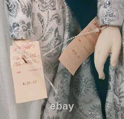 Paire de rares reines des neiges en papier mâché vintage en costume blanc et argent, 26 pouces de haut.