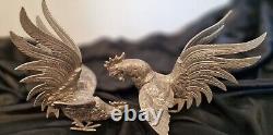Paire de sculptures d'oiseaux en argent plaqué vintage Combats de Coqs Coqs de Combat