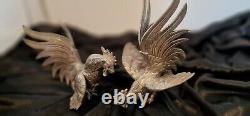 Paire de sculptures d'oiseaux en argent plaqué vintage Combats de Coqs Coqs de Combat