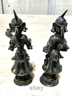Paire de sculptures de musiciennes hindoues en argent, vintage, testées en argent.