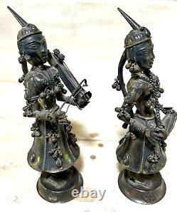 Paire de sculptures de musiciennes hindoues en argent, vintage, testées en argent.