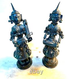 Paire de sculptures de musiciennes hindoues en argent, vintage, testées en argent.
