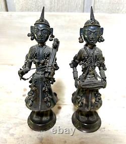 Paire de sculptures de musiciennes hindoues en argent, vintage, testées en argent.
