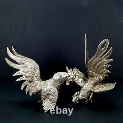 Paire de sculptures décoratives de coqs de combat en argent vintage