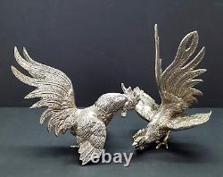 Paire de sculptures décoratives de coqs de combat en argent vintage