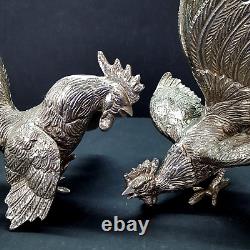 Paire de sculptures décoratives de coqs de combat en argent vintage