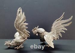 Paire de sculptures décoratives de coqs de combat en argent vintage