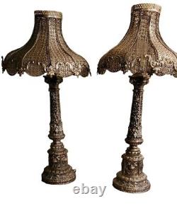 Paire de superbes lampes en métal argenté orné de style vintage avec abat-jour en métal de 31 pouces de hauteur