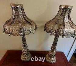Paire de superbes lampes en métal argenté orné de style vintage avec abat-jour en métal de 31 pouces de hauteur