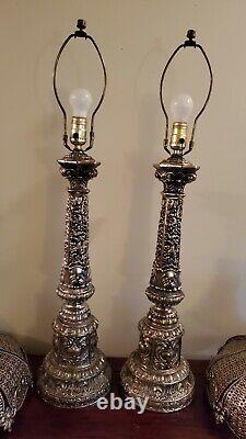 Paire de superbes lampes en métal argenté orné de style vintage avec abat-jour en métal de 31 pouces de hauteur