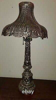 Paire de superbes lampes en métal argenté orné de style vintage avec abat-jour en métal de 31 pouces de hauteur