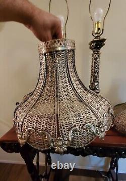 Paire de superbes lampes en métal argenté orné de style vintage avec abat-jour en métal de 31 pouces de hauteur