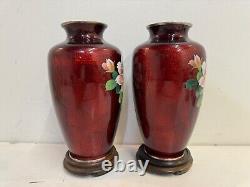 Paire de vases en cloisonné rouge montés en argent japonais vintage avec décoration florale