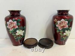 Paire de vases en cloisonné rouge montés en argent japonais vintage avec décoration florale