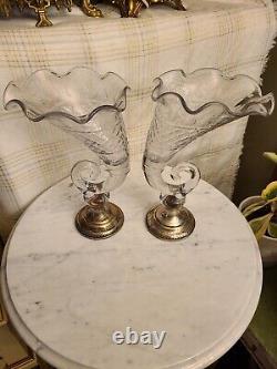 Paire de vases en verre taillé de style cornucopia vintage avec des bases en argent sterling lestées.