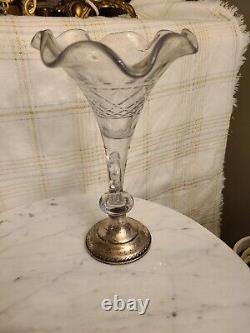 Paire de vases en verre taillé de style cornucopia vintage avec des bases en argent sterling lestées.