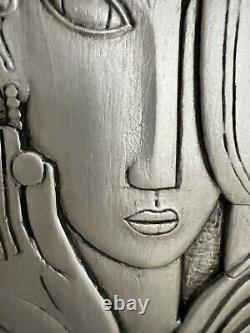 Paire rare de panneaux de bois sculptés avec finition argentée de style Art Déco représentant des portraits de femmes vintage