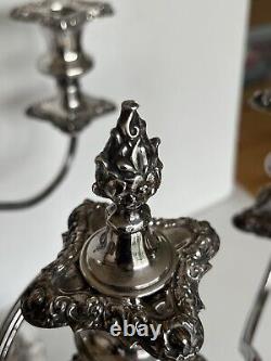 Paire vintage de candélabres à trois bras en argent plaqué ornés et torsadés, marqués