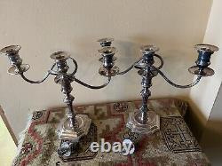 Paire vintage de chandeliers en argent plaqué, à 2 bras, 13 pouces de hauteur au sommet.