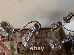Paire vintage de chandeliers en argent plaqué, à 2 bras, 13 pouces de hauteur au sommet.