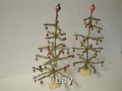 Une Paire D'arbres De Noël De Fil Allemand Antique Avec Des Ornements En Verre