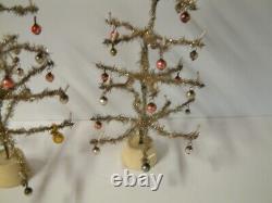 Une Paire D'arbres De Noël De Fil Allemand Antique Avec Des Ornements En Verre