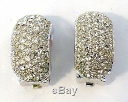 Une Paire De Boucles D'oreilles À Clip Argentées Christian Dior Avec Des Diamantes Blanches