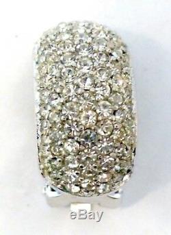 Une Paire De Boucles D'oreilles À Clip Argentées Christian Dior Avec Des Diamantes Blanches