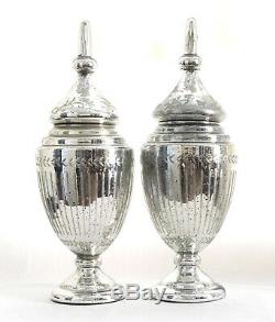 Une Paire De Vintage Grand Sculpté Et Gravé, Verre Footed Mercury Urnes, Vases Withlids